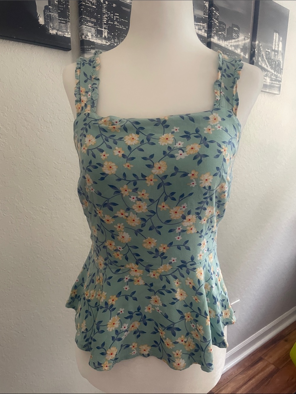 Cute summer top short to waist w elastic back fitted up top flattering 🌼🌸🌼